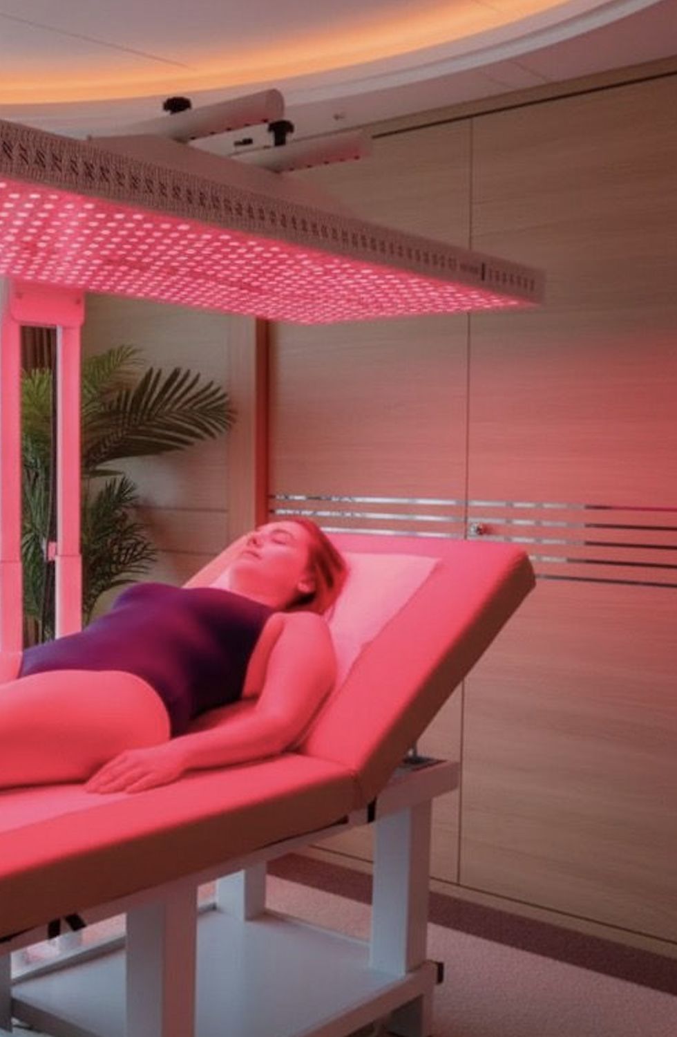Seduta di fotobiomodulazione con pannello a luce rossa